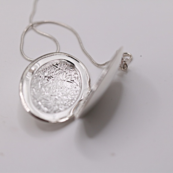 Sterling silver chain with sterling silver locket - Picture 3 of 3